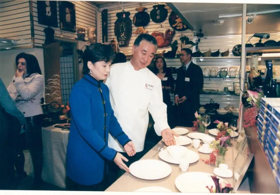 Saori Kawano of Korin working with a chef.